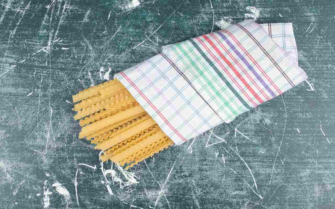 Canovaccio intorno a della pasta lunga su un tavolo