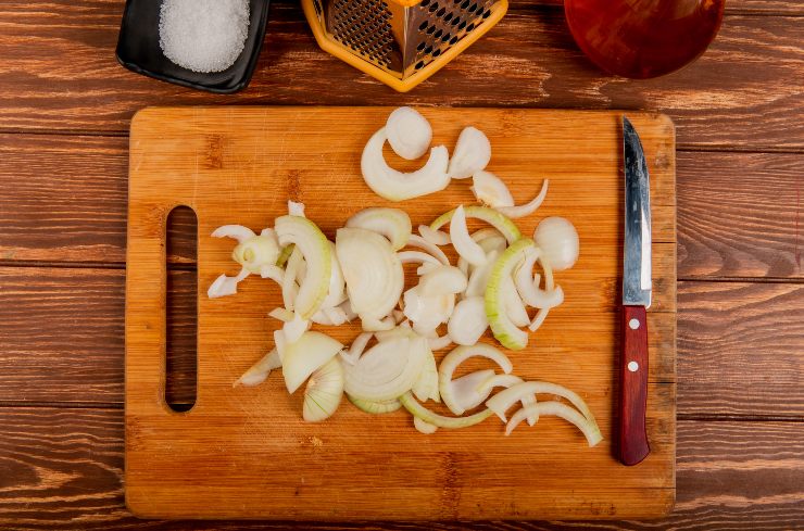 Cipolle a fette su un tagliere