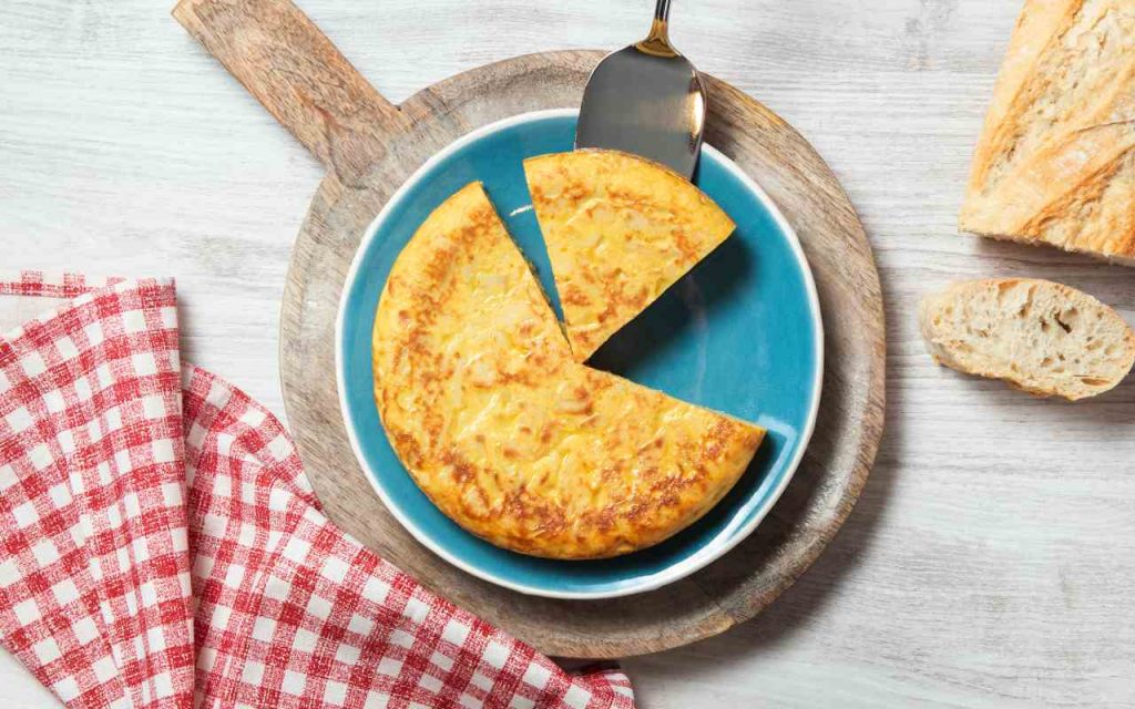 Una frittata su un piatto