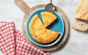 Una frittata su un piatto