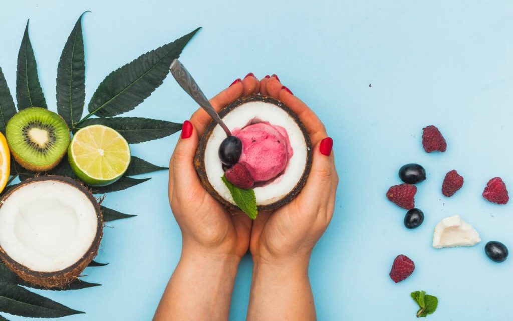 Gelato vegano alla frutta nel guscio di un cocco