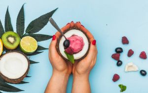Gelato vegano alla frutta nel guscio di un cocco