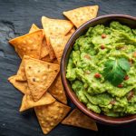 Guacamole in una ciotola con tortille di mais