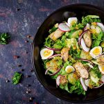 Insalata patate, uova e avocado