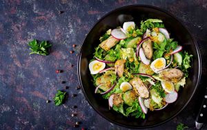 Insalata patate, uova e avocado