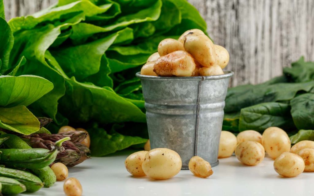 Patate in un cestino e insalata