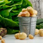 Patate in un cestino e insalata