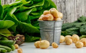 Patate in un cestino e insalata