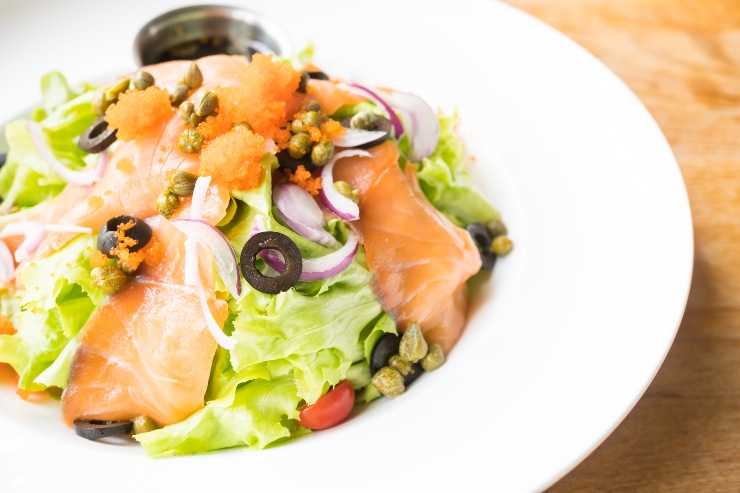 Insalata di salmone in un piatto