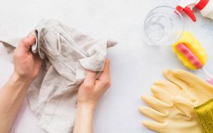 Una persona pulisce una maglietta dalle macchie di olio