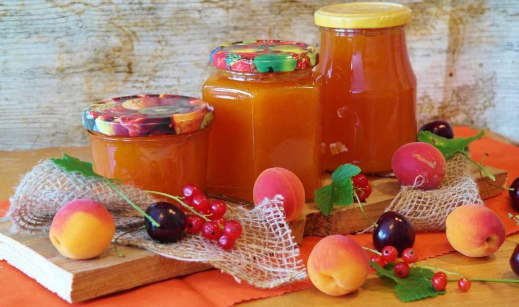 Vasetti con marmellata di albicocche