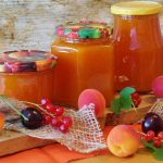 Vasetti con marmellata di albicocche