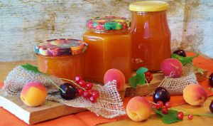 Vasetti con marmellata di albicocche
