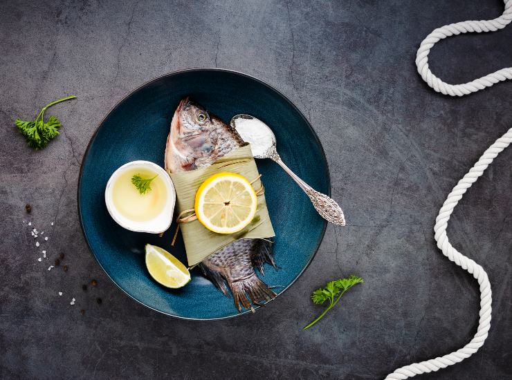 Sgombro fresco in un piatto pronto per essere cucinato
