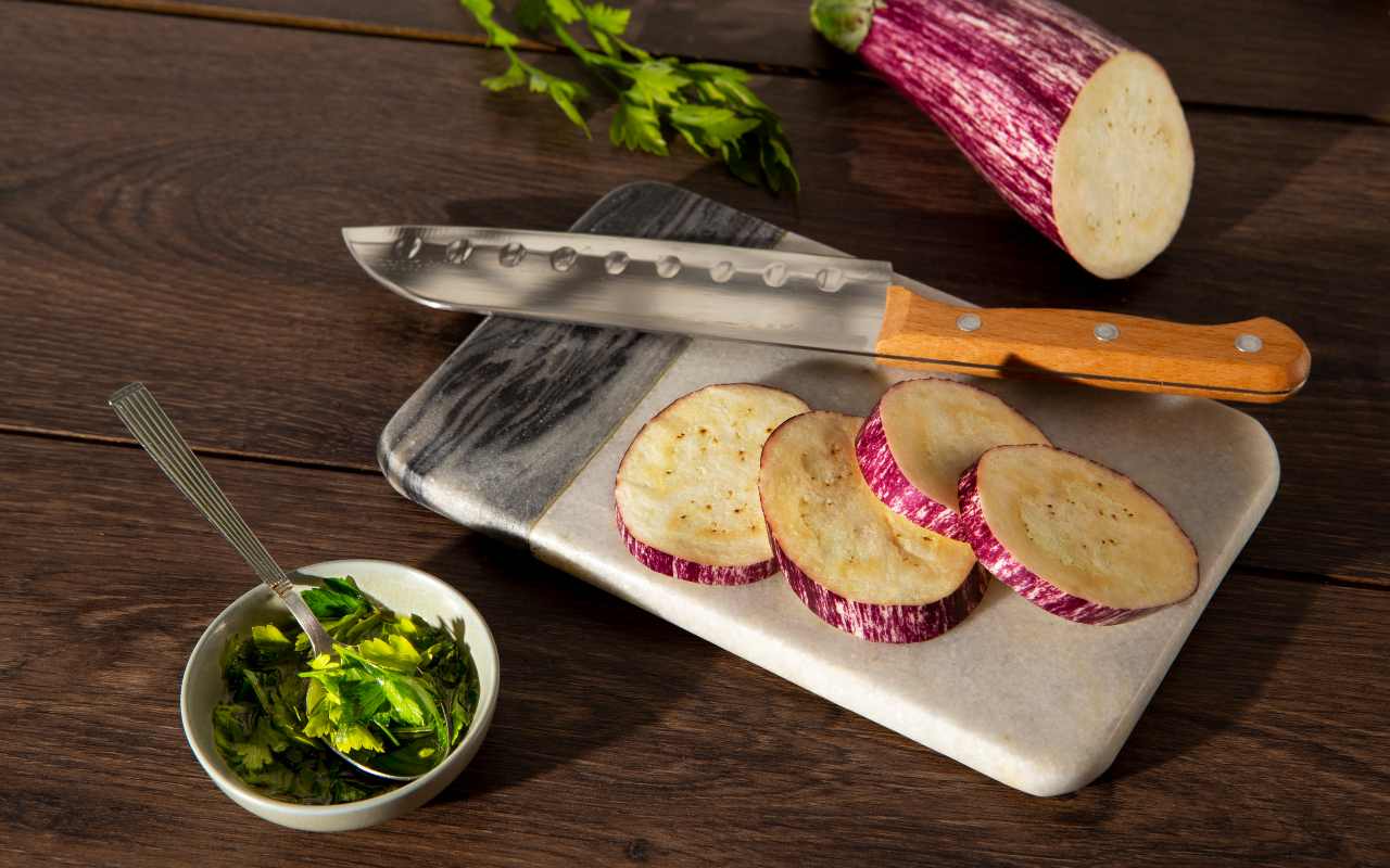 Melanzane a fette su un tagliere