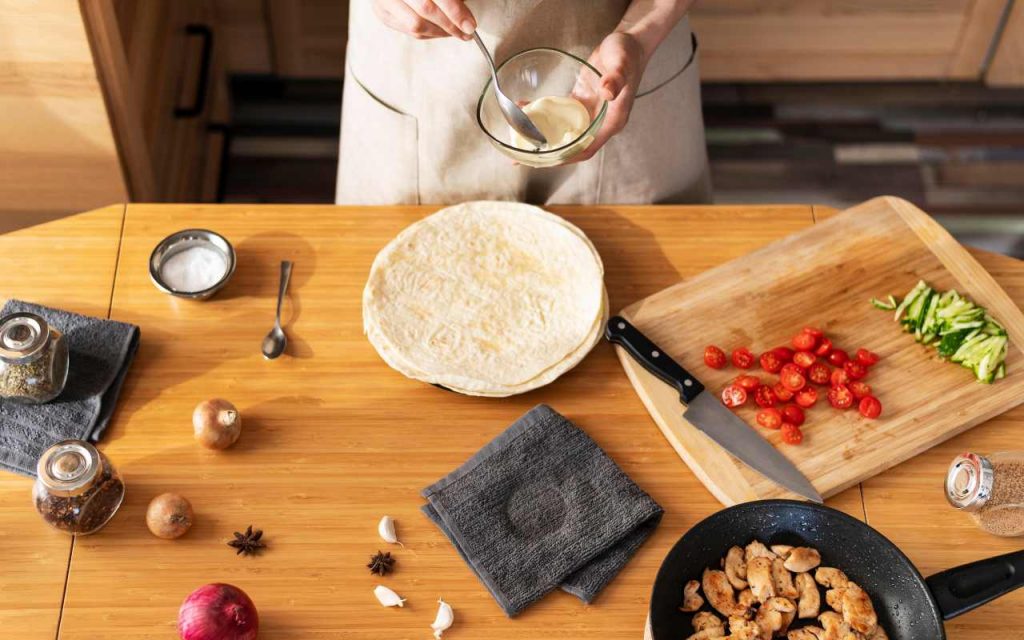Una persona prepara una piadina senza lievito