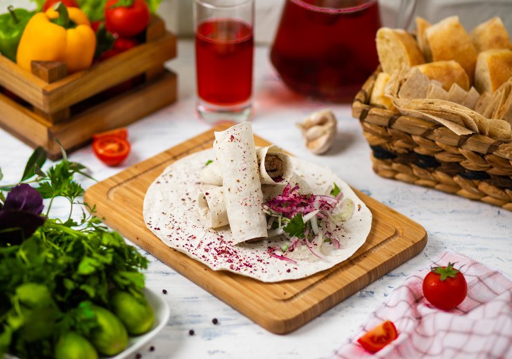 Una piadina senza lievito farcita su un tagliere