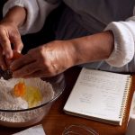 Una persona prepara una torta