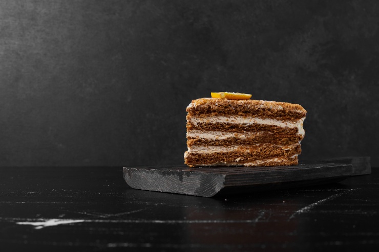 Una fetta di sacher alle albicocche