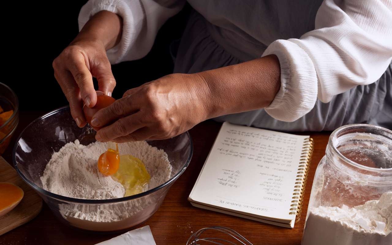 Una persona prepara una torta