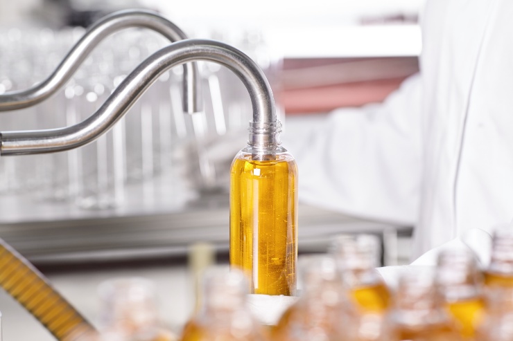 Una bottiglia con succo di limone industriale