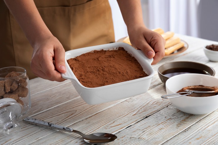 Una persona prepara un Tiramisù