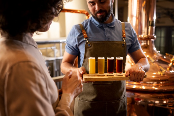 Un cameriere porta una degustazione di birre artigianali