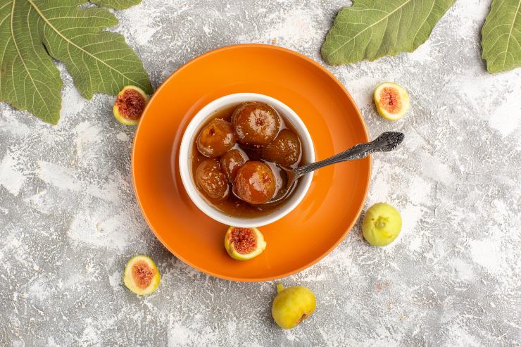 Fichi caramellati in una ciotola