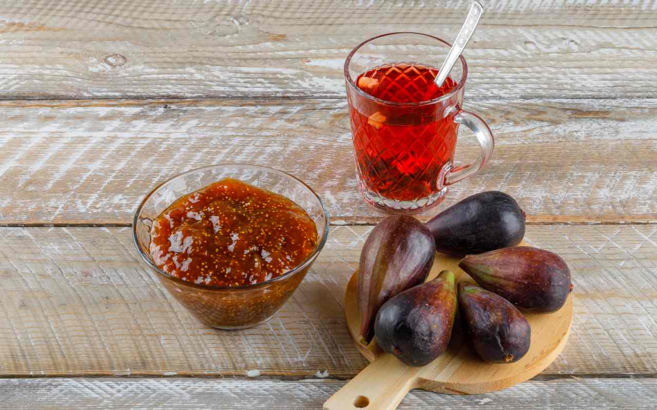 Salsa di fichi caramellati accanto a fichi interi e una tazza di tè