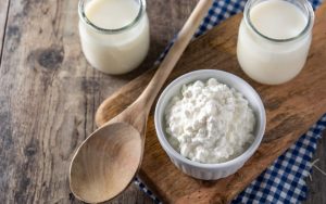 Kefir e Yogurt su un tavolo di legno