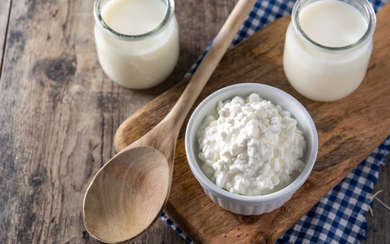 Kefir e Yogurt su un tavolo di legno