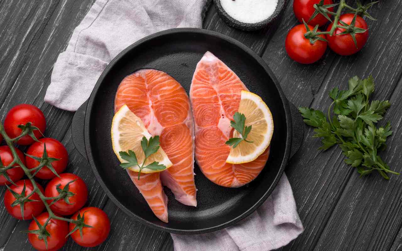 Salmone fresco a fette su un piatto