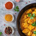 Un piatto di straccetti di pollo yogurt e curry