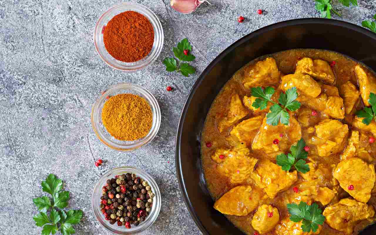 Un piatto di straccetti di pollo yogurt e curry