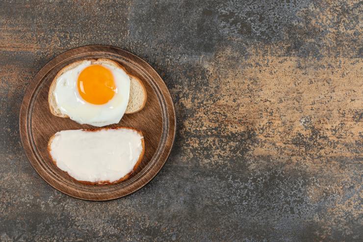 Uova fritte su una fetta di pane